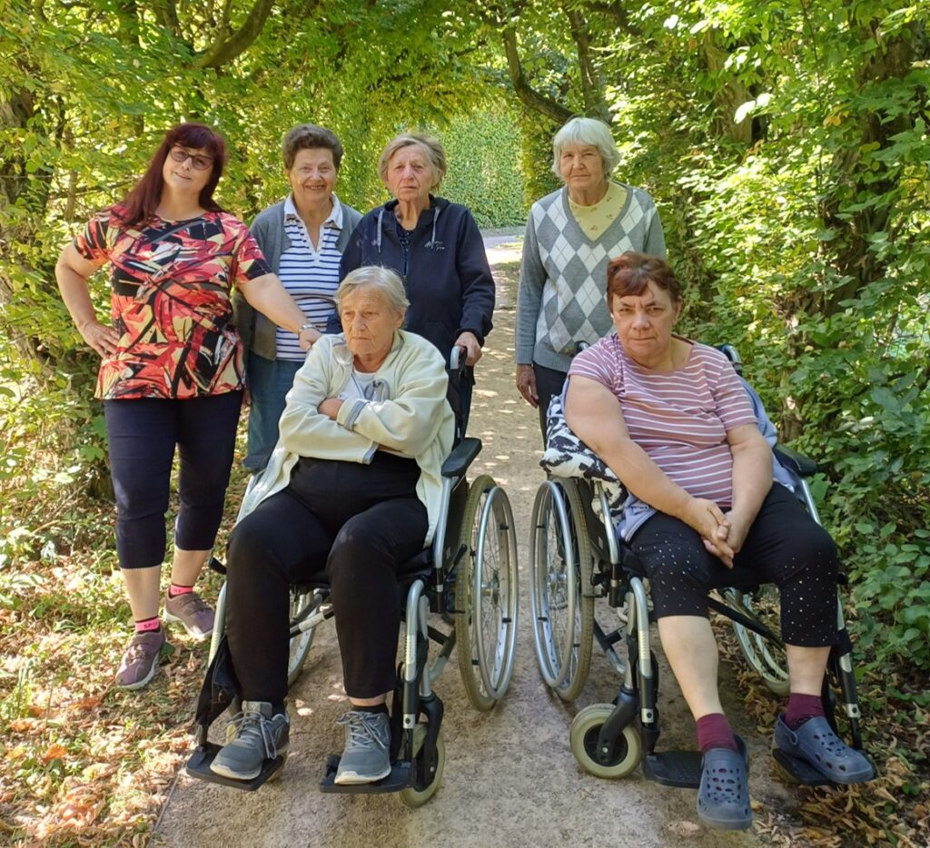Hana Lajnerová se seniorkami během společné procházky v přírodě